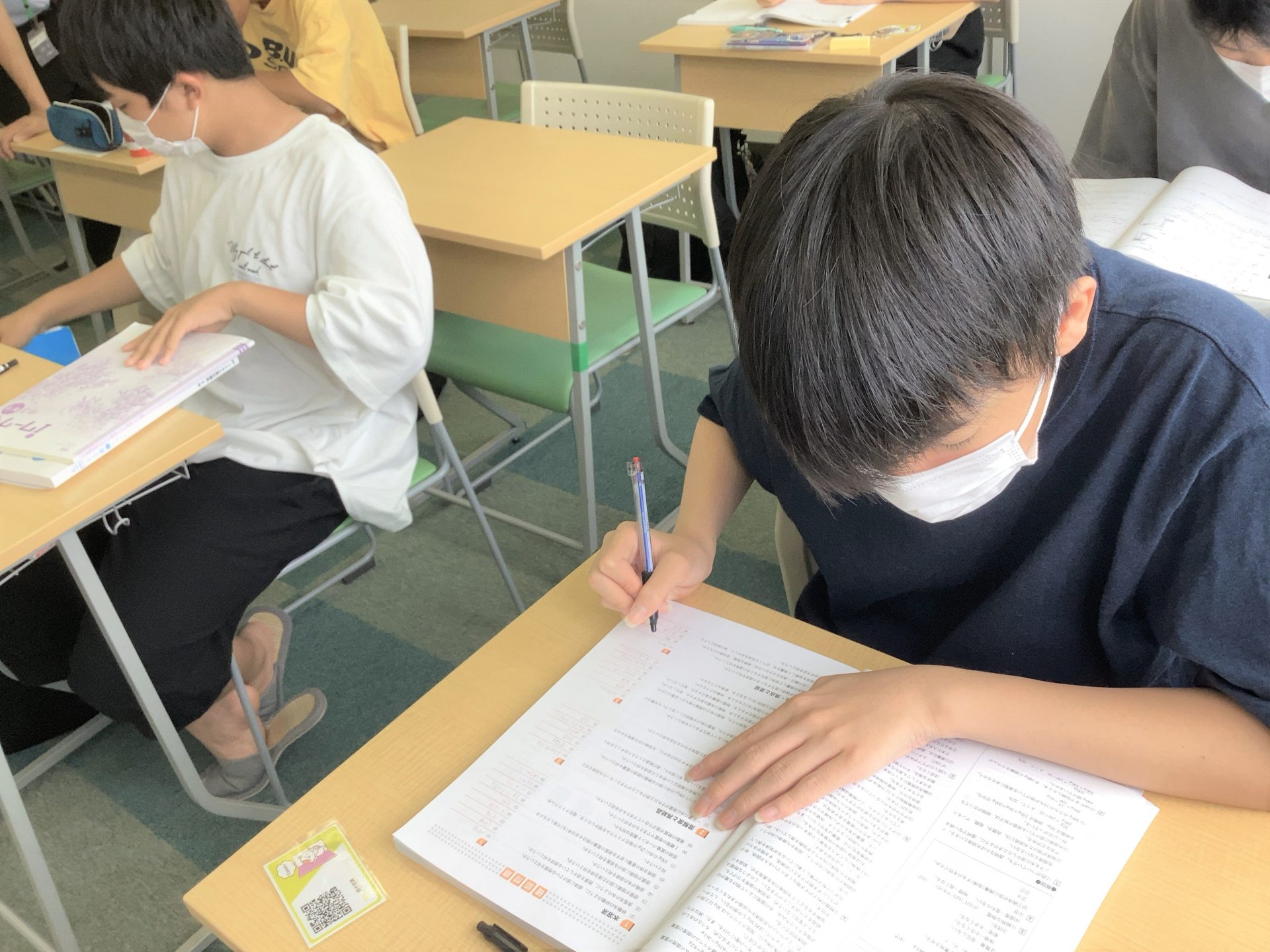 集中して学習する中学生
