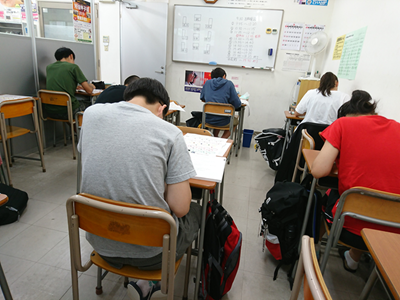 真剣に勉強に取り組む中学生