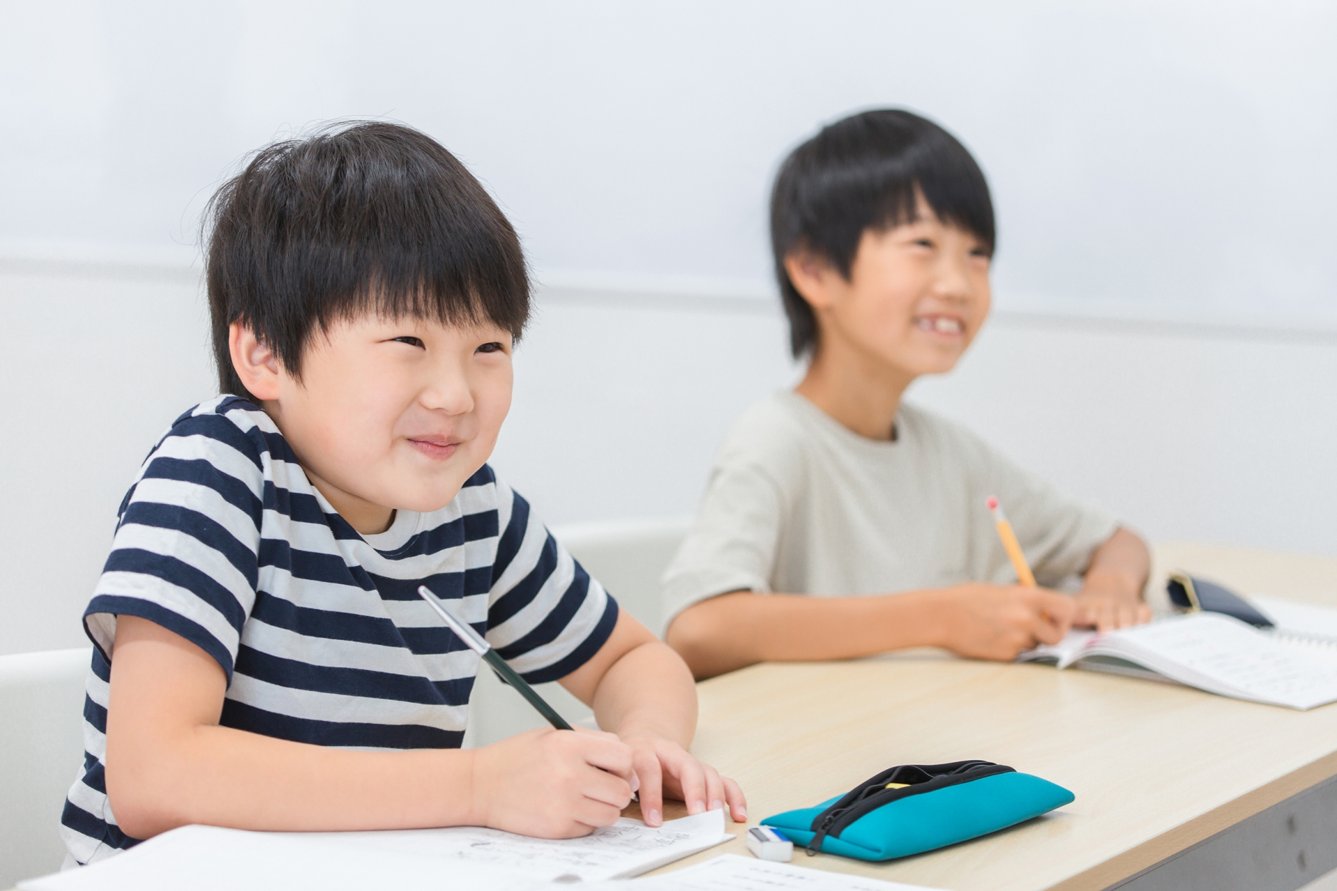 集中して授業を受ける小学生