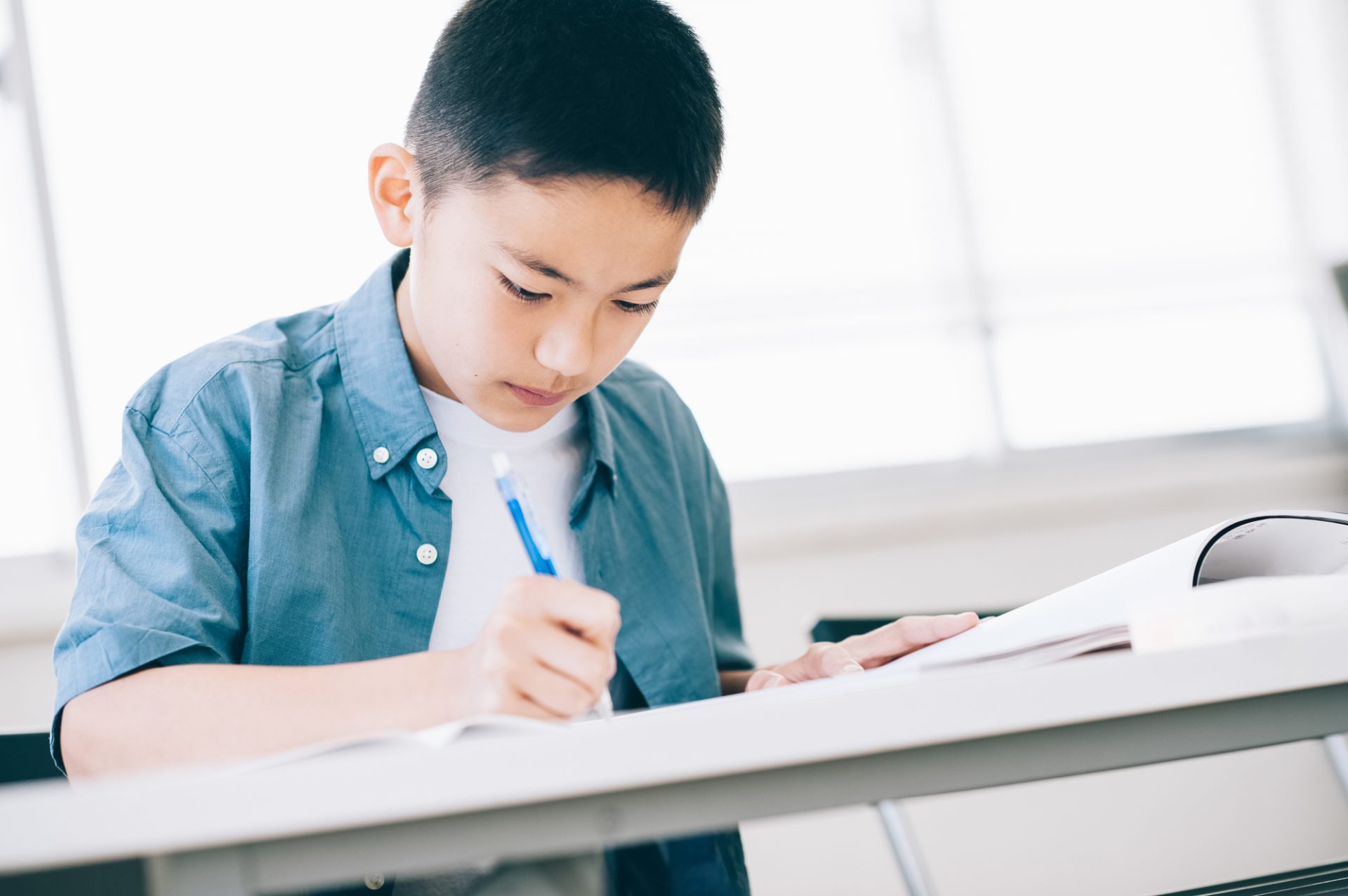 熱心に勉強する男子生徒