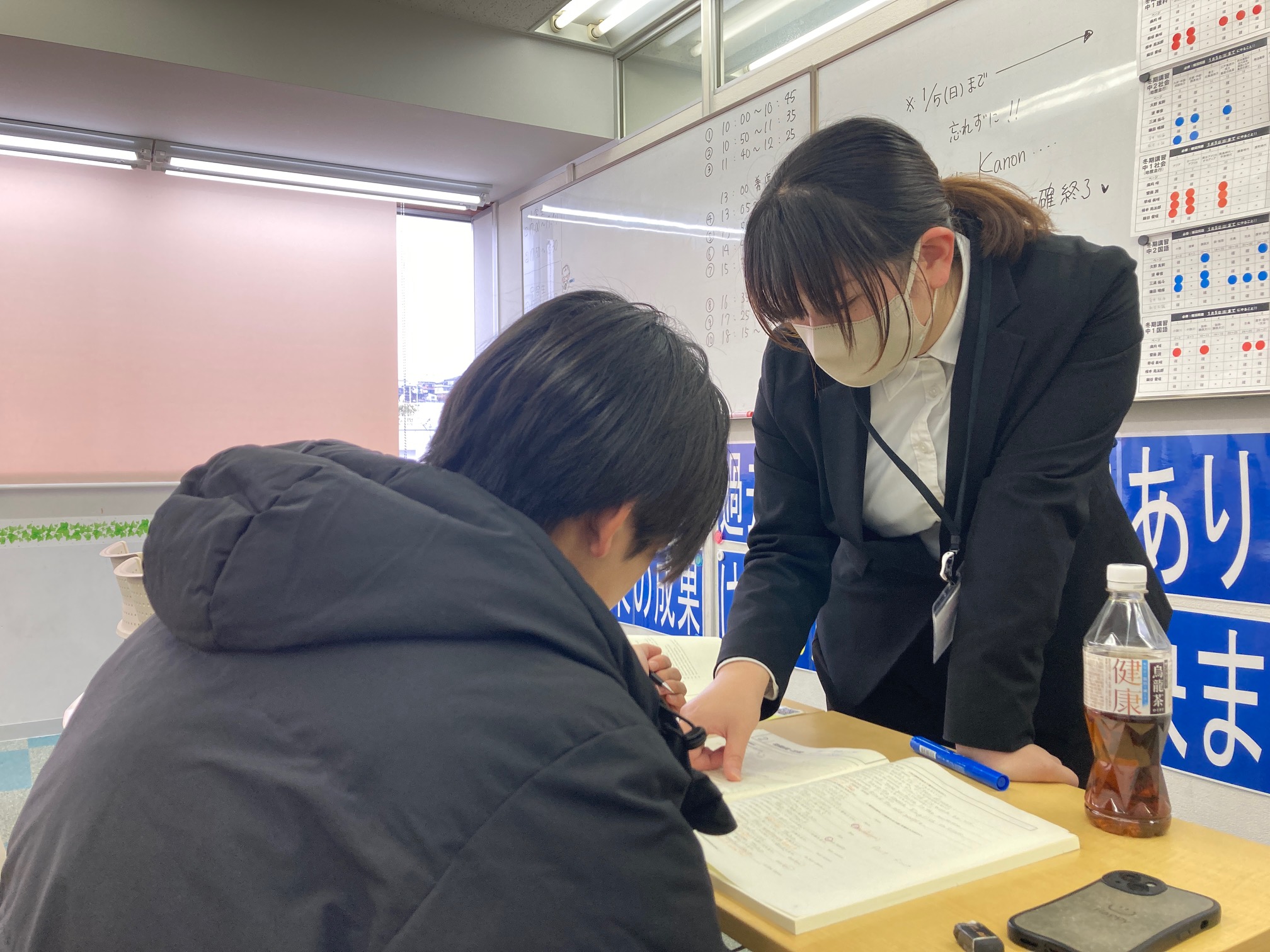 丁寧に指導する女性講師