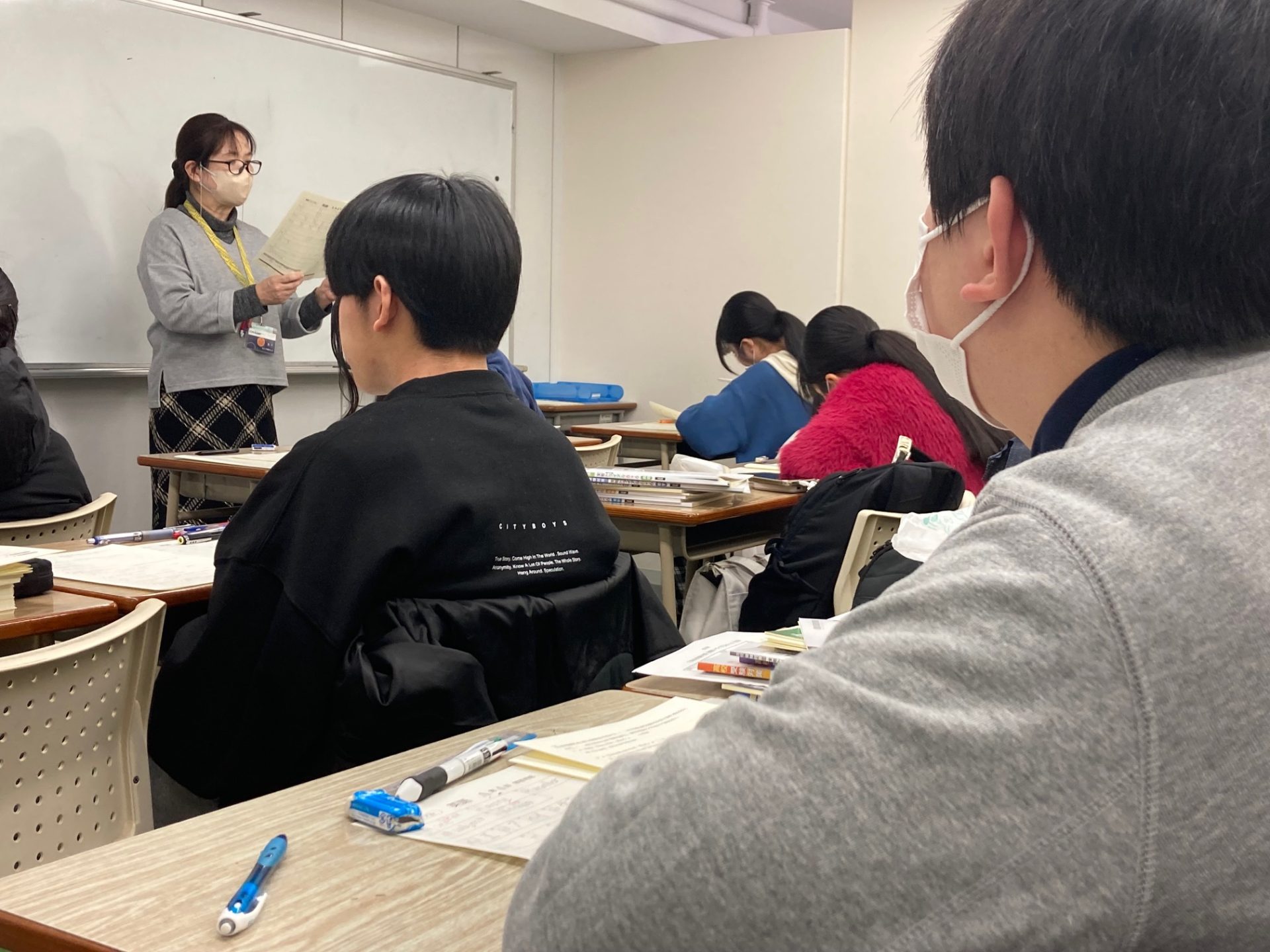 授業を真剣に受ける中学生