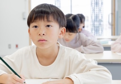 勉強をしている小学生